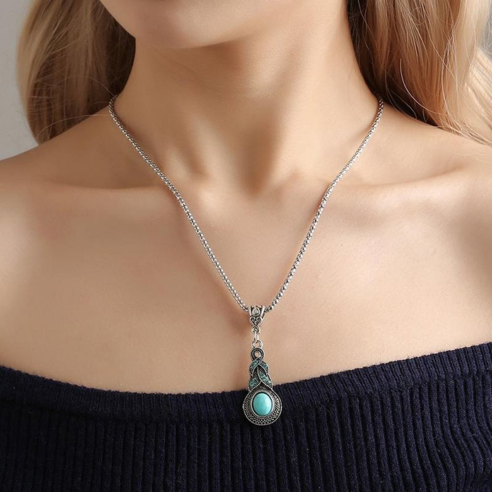 Retro Pattern Blue Crystal Inlaid Turquoise Necklace